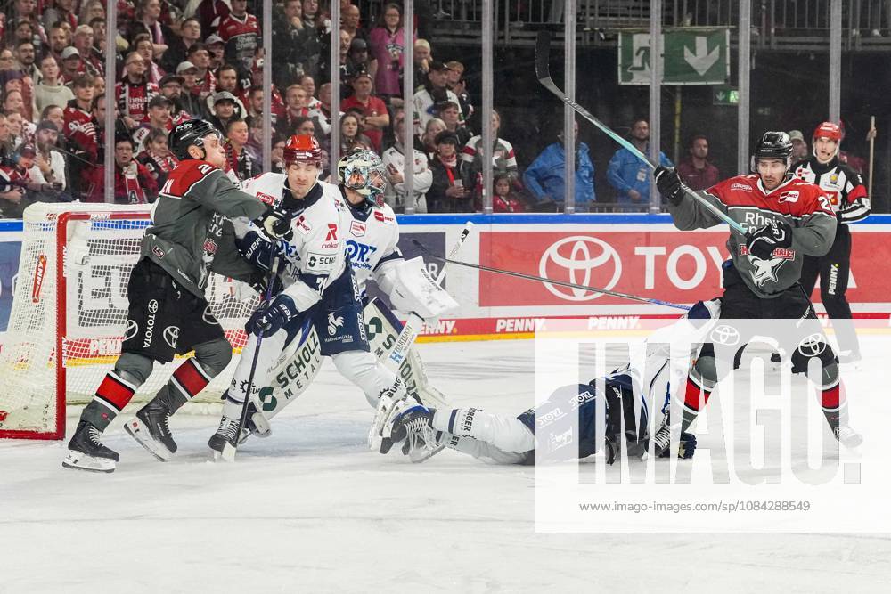 Eishockey Penny-DEL 7.Spieltag Kölner Haie - Schwenninger Wild Wings am 09.10.2026 in der Lanxess Arena in Köln Viel Verkehr vor dem Tor von Joacim Eriksson ( Schwenningen ) Gemäß den Vorgaben der DEL Deutsche Eishockey Liga ist die Publikation und Weiterverwertung der Aufnahmen in elektronischen Medien und Endgeräten aller Art während des laufenden Spiels nicht zulässig.