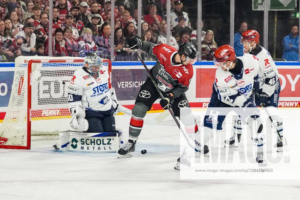 Eishockey Penny-DEL 7.Spieltag Kölner Haie - Schwenninger Wild Wings am 09.10.2026 in der Lanxess Arena in Köln Joacim Eriksson ( Schwenningen ), links - Louis-Marc Aubry ( Köln ), mitte - Thomas Schemitsch ( Schwenningen ), rechts Gemäß den Vorgaben der DEL Deutsche Eishockey Liga ist die Publikation und Weiterverwertung der Aufnahmen in elektronischen Medien und Endgeräten aller Art während des laufenden Spiels nicht zulässig.