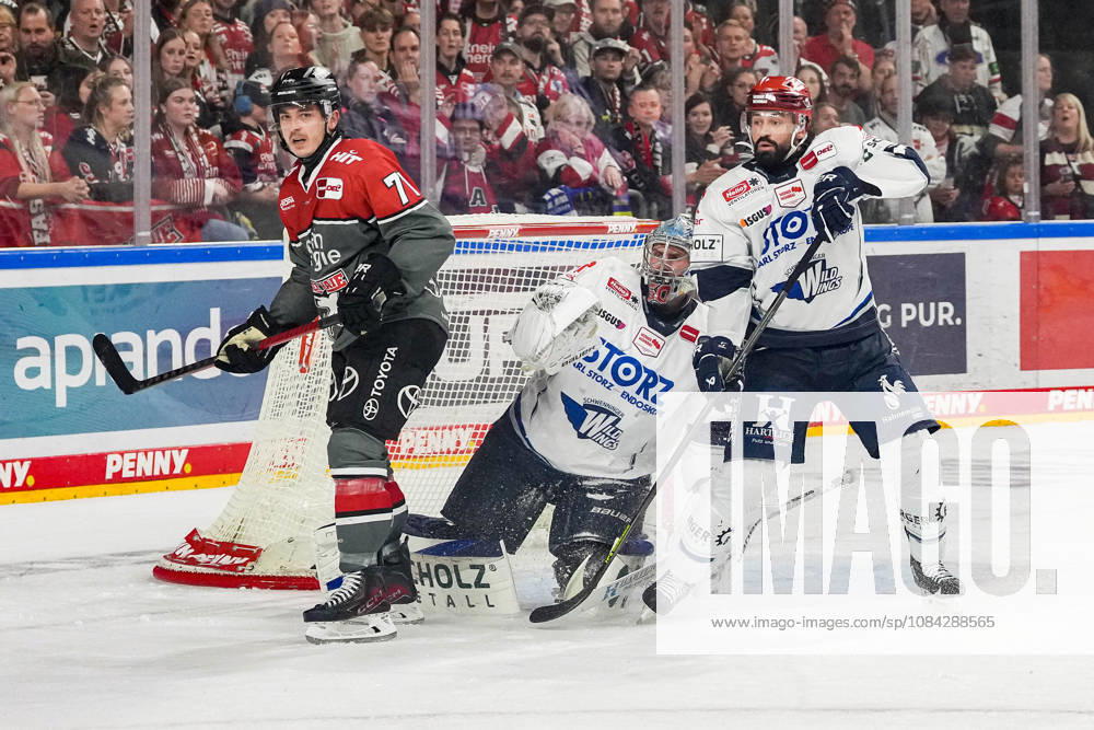 Eishockey Penny-DEL 7.Spieltag Kölner Haie - Schwenninger Wild Wings am 09.10.2026 in der Lanxess Arena in Köln Daniel Fischbuch ( Köln ), links - Joacim Eriksson ( Schwenningen ), mitte - Dominik Bittner ( Schwenningen ), rechts Gemäß den Vorgaben der DEL Deutsche Eishockey Liga ist die Publikation und Weiterverwertung der Aufnahmen in elektronischen Medien und Endgeräten aller Art während des laufenden Spiels nicht zulässig.