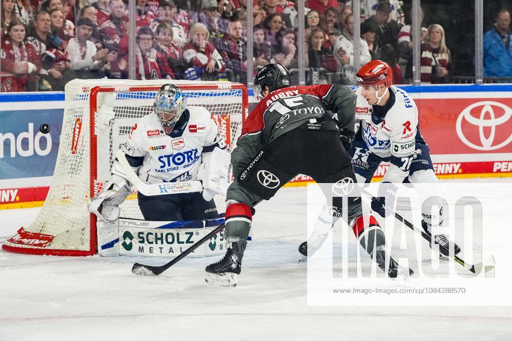 Eishockey Penny-DEL 7.Spieltag Kölner Haie - Schwenninger Wild Wings am 09.10.2026 in der Lanxess Arena in Köln Louis-Marc Aubry ( Köln ), mitte - schiesst knapp am Tor vorbei Gemäß den Vorgaben der DEL Deutsche Eishockey Liga ist die Publikation und Weiterverwertung der Aufnahmen in elektronischen Medien und Endgeräten aller Art während des laufenden Spiels nicht zulässig.