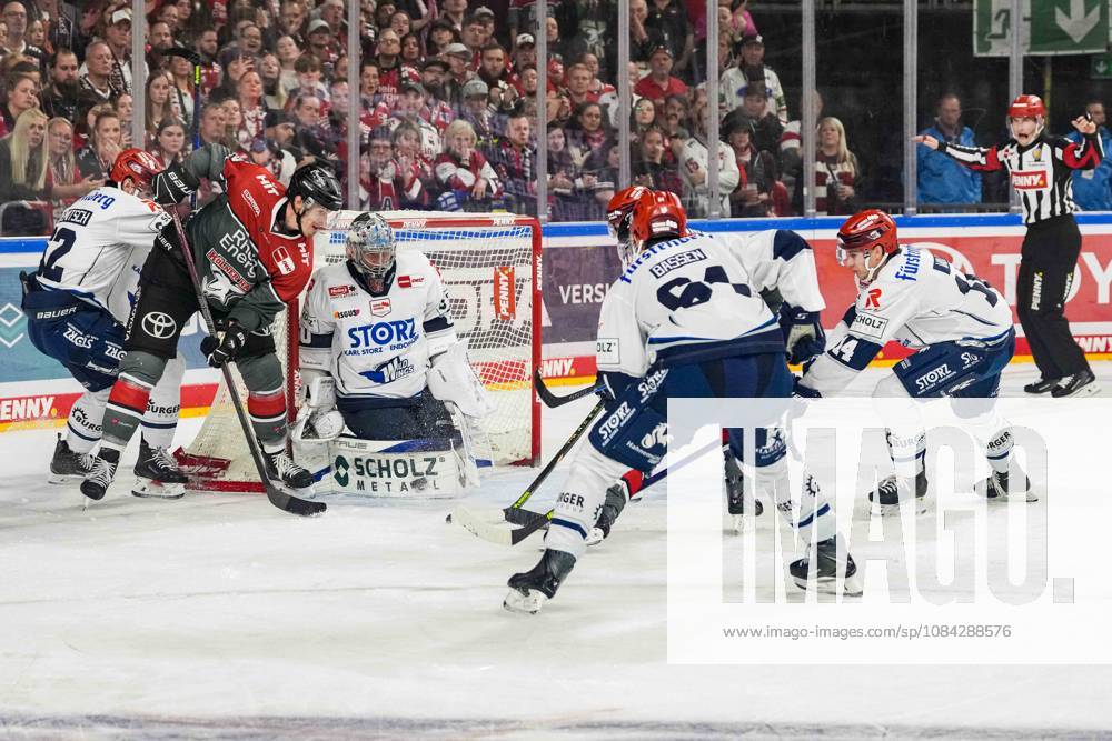 Eishockey Penny-DEL 7.Spieltag Kölner Haie - Schwenninger Wild Wings am 09.10.2026 in der Lanxess Arena in Köln Viel Verkehr vor dem Tor von Joacim Eriksson ( Schwenningen ) Gemäß den Vorgaben der DEL Deutsche Eishockey Liga ist die Publikation und Weiterverwertung der Aufnahmen in elektronischen Medien und Endgeräten aller Art während des laufenden Spiels nicht zulässig.