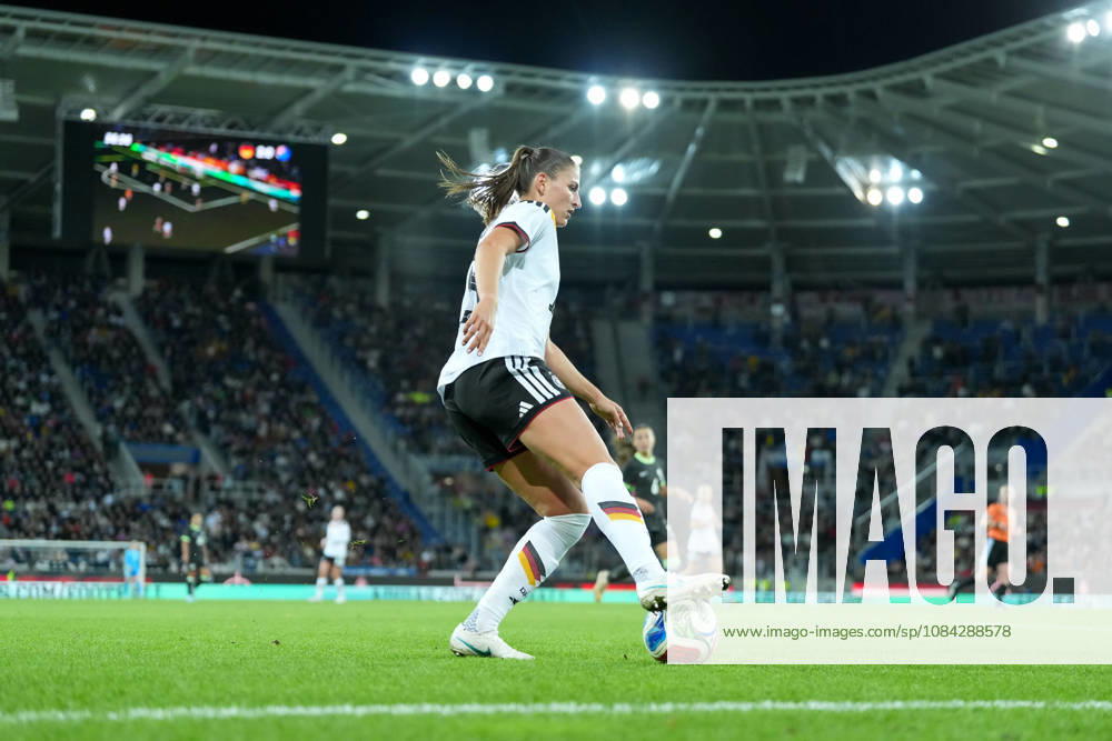 Melissa Kössler Melissa Koessler (Deutschland Frauen-Nationalmannschaft, 18) am Ball , Deutschland, Fussball, Länderspiel, Freundschaftsspiel, Testspiel, 2026 2027, Deutschland vs. Australien, 09.10.2026, BBBank Wildpark, Karlsruhe Karlsruhe BBBank Wildpark Baden-Wuerttemberg Deutschland