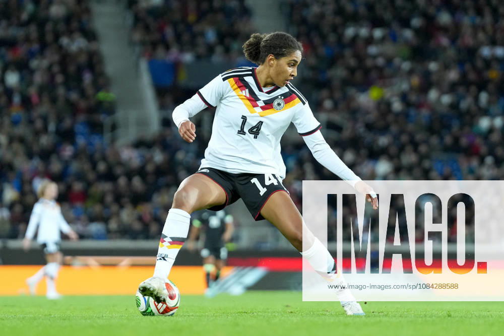 Cora Zicai (Deutschland Frauen-Nationalmannschaft, 14) am Ball , Deutschland, Fussball, Länderspiel, Freundschaftsspiel, Testspiel, 2026 2027, Deutschland vs. Australien, 09.10.2026, BBBank Wildpark, Karlsruhe Karlsruhe BBBank Wildpark Baden-Wuerttemberg Deutschland