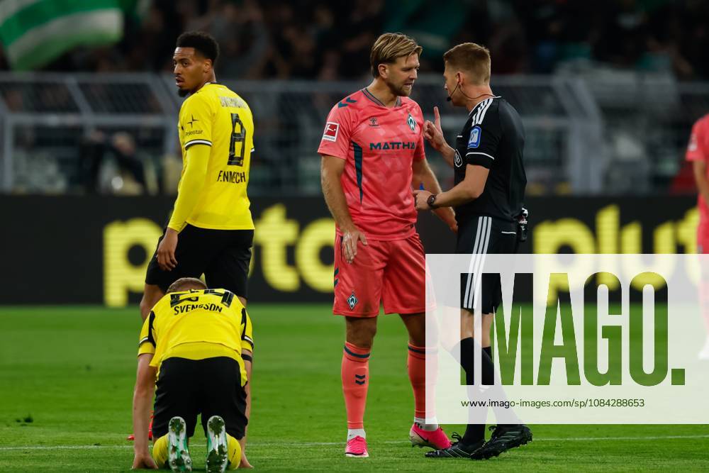 DORTMUND - Niclas Fullkrug of Werder Bremen in conversation with referee Robert Schroder during the Bundesliga match between Borussia Dortmund and SV Werder Bremen at Signal Iduna Park on October 9, 2026, in Dortmund, Germany. MARCEL TER BALS ANP Bundesliga 2026 27 ANPxSportx xMarcelxterxBalsxIVx 571962448 originalFilename: 571962448