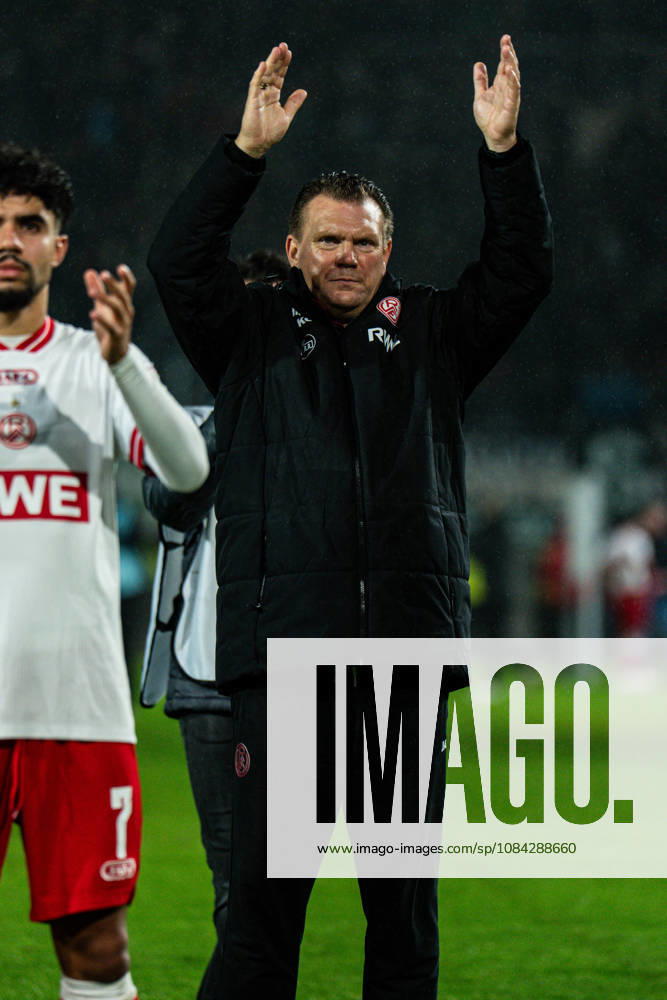 3. Liga, 8. Spieltag, SC Preußen Münster vs. Rot-Weiss Essen im LVM-Preußenstadion. Uwe Koschinat (Essen) WICHTIGER HINWEIS: Gemäß den Vorgaben des DFB und der DFL ist es untersagt, in dem Stadion und oder vom Spiel angefertigte Fotoaufnahmen in Form von Sequenzbildern und oder videoähnlichen Fotostrecken zu verwerten bzw. verwerten zu lassen.