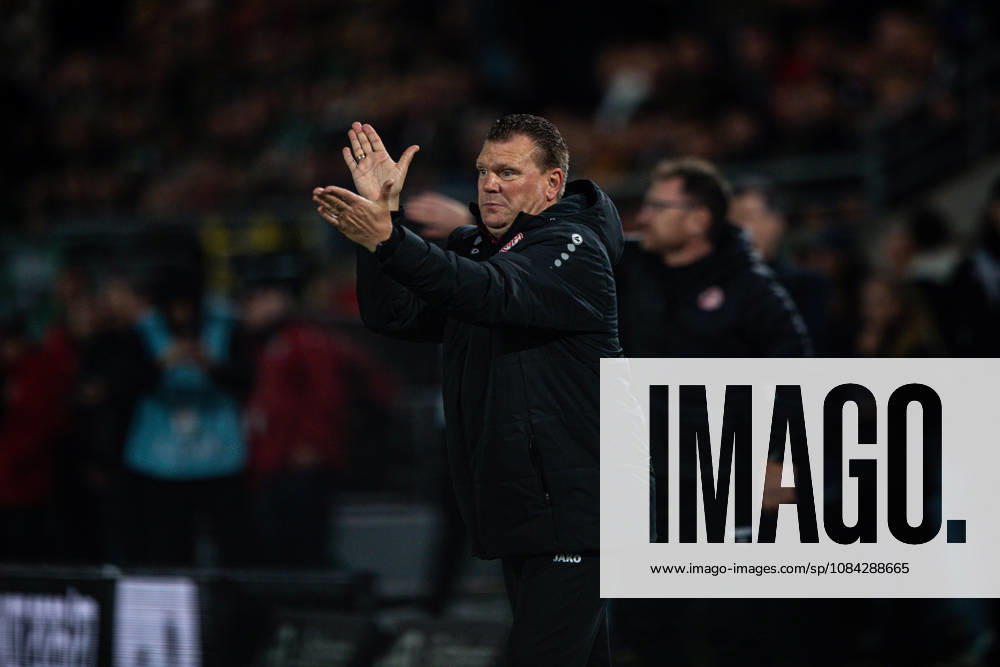 3. Liga, 8. Spieltag, SC Preußen Münster vs. Rot-Weiss Essen im LVM-Preußenstadion. Uwe Koschinat (Essen) gibt Anweisungen WICHTIGER HINWEIS: Gemäß den Vorgaben des DFB und der DFL ist es untersagt, in dem Stadion und oder vom Spiel angefertigte Fotoaufnahmen in Form von Sequenzbildern und oder videoähnlichen Fotostrecken zu verwerten bzw. verwerten zu lassen.