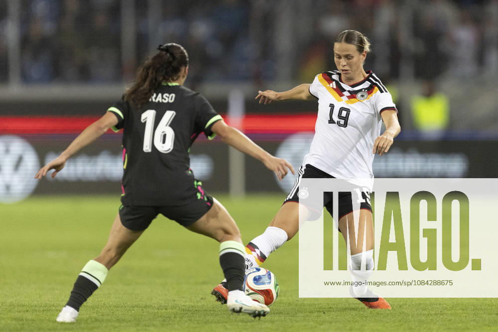 GER, Karlsruhe, football, womens football, International Friendly, Länderspiel, Nationalmannschaft Germany vs. Australia in the picture f.l.: Hayley Raso (Australia 16), Klara Buehl (Germany 19), tackle 09.10.2026, BBBank Wildpark Karlsruhe DFB REGULATIONS PROHIBIT ANY USE OF PHOTOGRAPHS AS IMAGE SEQUENCES AND OR QUASI-VIDEO, Karlsruhe BBBank Wildpark Baden-Wuerttemberg Germany