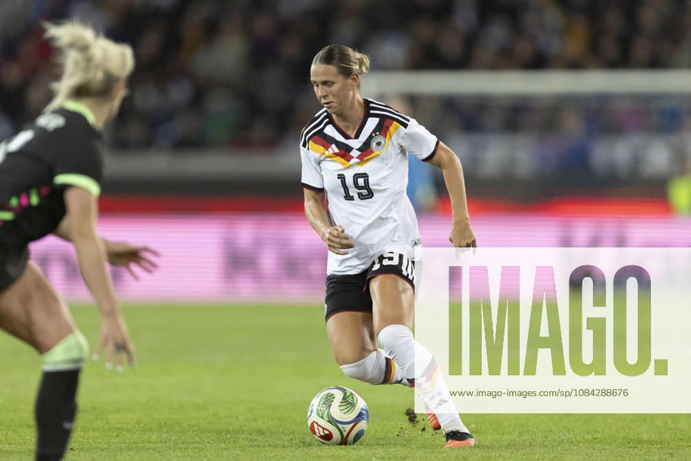 GER, Karlsruhe, football, womens football, International Friendly, Länderspiel, Nationalmannschaft Germany vs. Australia in the picture f.l.: Klara Buehl (Germany 19), action with the ball 09.10.2026, BBBank Wildpark Karlsruhe DFB REGULATIONS PROHIBIT ANY USE OF PHOTOGRAPHS AS IMAGE SEQUENCES AND OR QUASI-VIDEO, Karlsruhe BBBank Wildpark Baden-Wuerttemberg Germany