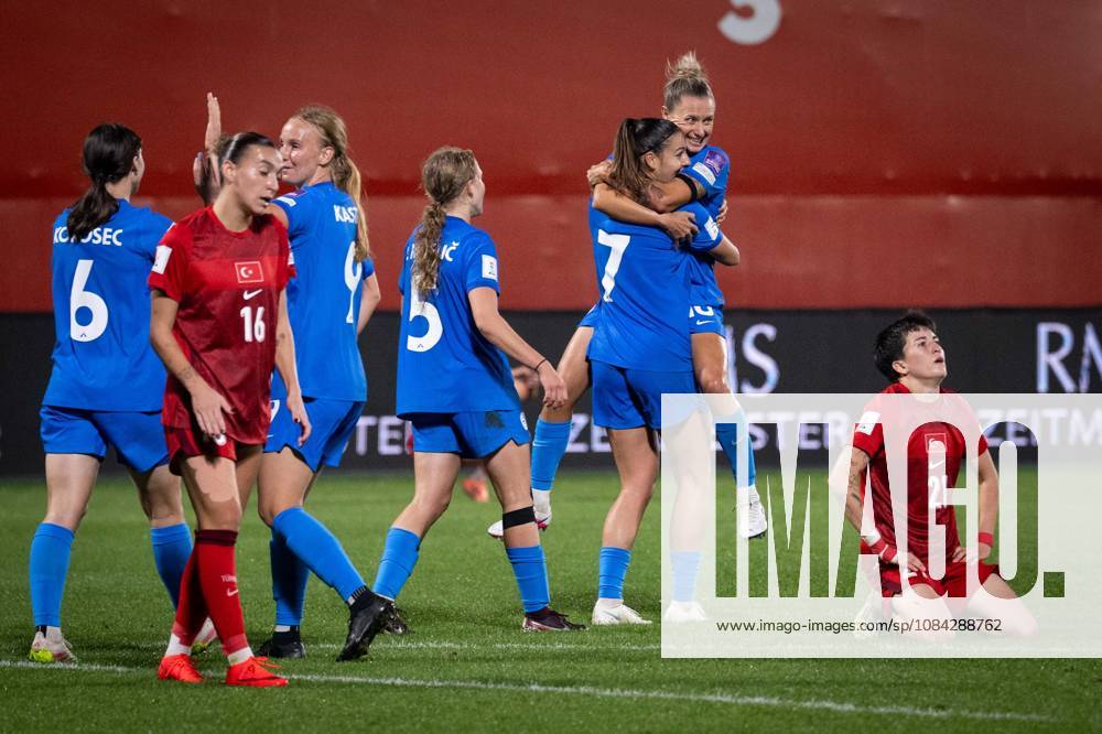 Turkiye v Slovenia - 2027 FIFA Women’s World Cup European Qualifiers ISTANBUL, TURKIYE - OCTOBER 9: Players of Slovenia celebrate after a goal during the 2027 FIFA Women’s World Cup European qualifiers play-off first-leg match between Turkiye and Slovenia at Pendik Stadium in Istanbul, Turkiye, on October 9, 2026. Didem Mente Anadolu Istanbul Turkey. Editorial use only. Please get in touch for any other usage.