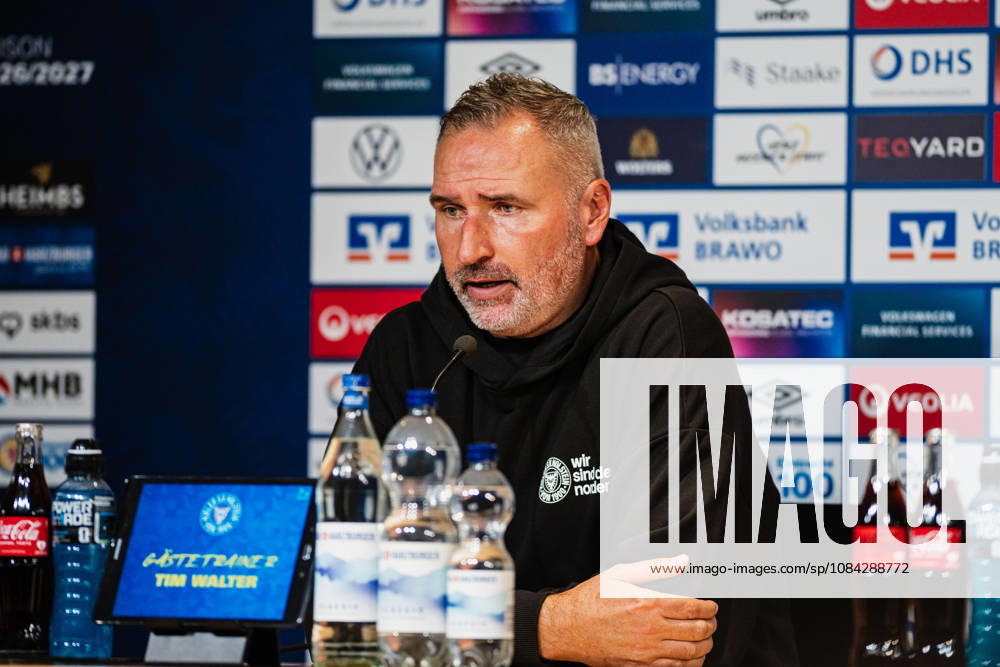 2. Bundesliga: Eintracht Braunschweig vs. Holstein Kiel, 09.10.2026 Tim Walter (Trainer Holstein Kiel) bei der Pressekonferenz; Fußball, 2. Bundesliga, 7. Spieltag: Eintracht Braunschweig vs. Holstein Kiel am 09.10.2026 im Eintracht-Stadion, Braunschweig DFL REGULATIONS PROHIBIT ANY USE OF PHOTOGRAPHS AS IMAGE SEQUENCES AND OR QUASI-VIDEO.