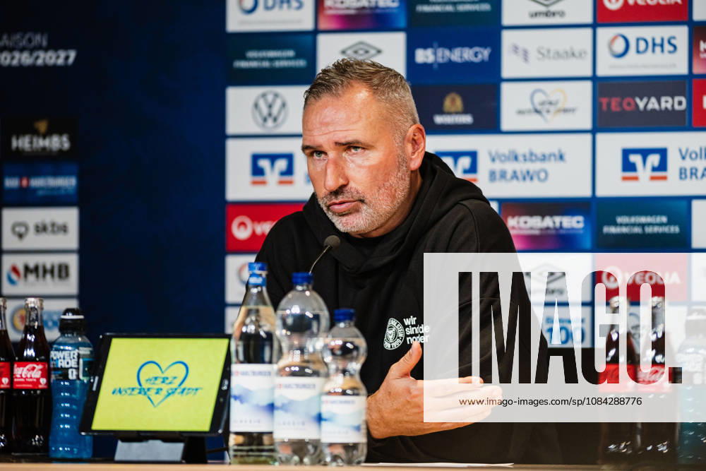 2. Bundesliga: Eintracht Braunschweig vs. Holstein Kiel, 09.10.2026 Tim Walter (Trainer Holstein Kiel) bei der Pressekonferenz; Fußball, 2. Bundesliga, 7. Spieltag: Eintracht Braunschweig vs. Holstein Kiel am 09.10.2026 im Eintracht-Stadion, Braunschweig DFL REGULATIONS PROHIBIT ANY USE OF PHOTOGRAPHS AS IMAGE SEQUENCES AND OR QUASI-VIDEO.