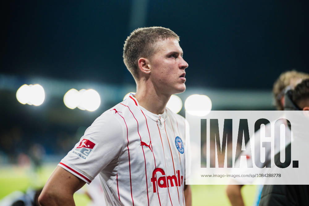 2. Bundesliga: Eintracht Braunschweig vs. Holstein Kiel, 09.10.2026 Phil Harres (Holstein Kiel, 19) steht vor den Fans; Fußball, 2. Bundesliga, 7. Spieltag: Eintracht Braunschweig vs. Holstein Kiel am 09.10.2026 im Eintracht-Stadion, Braunschweig DFL REGULATIONS PROHIBIT ANY USE OF PHOTOGRAPHS AS IMAGE SEQUENCES AND OR QUASI-VIDEO.