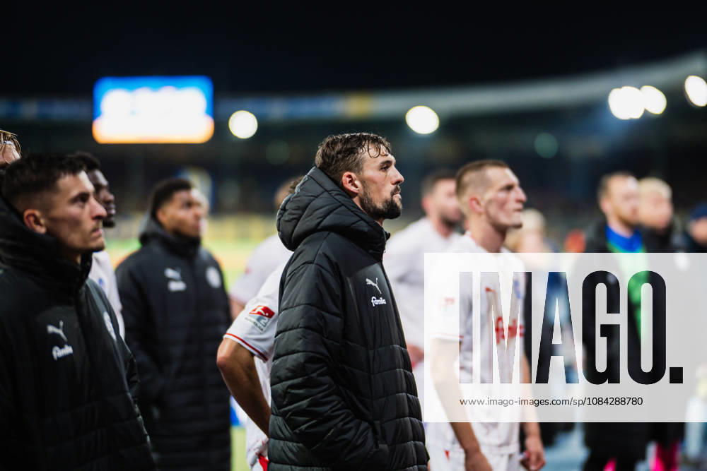 2. Bundesliga: Eintracht Braunschweig vs. Holstein Kiel, 09.10.2026 Jonas Meffert (Holstein Kiel, 28) steht vor den Fans; Fußball, 2. Bundesliga, 7. Spieltag: Eintracht Braunschweig vs. Holstein Kiel am 09.10.2026 im Eintracht-Stadion, Braunschweig DFL REGULATIONS PROHIBIT ANY USE OF PHOTOGRAPHS AS IMAGE SEQUENCES AND OR QUASI-VIDEO.