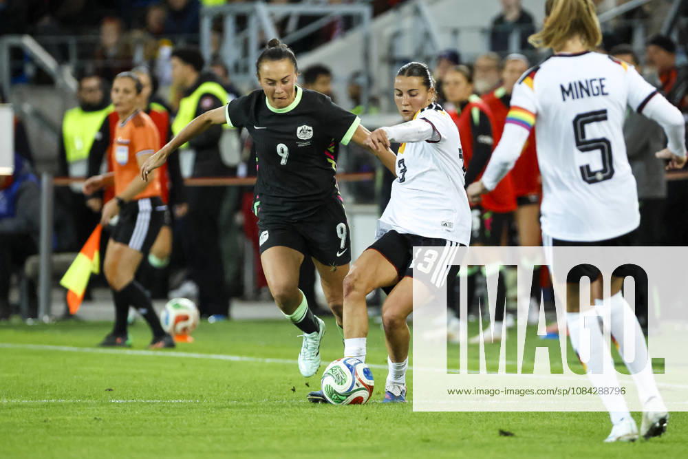 Caitlin Foord (Australien, 09) und Carlotta Wamser (Deutschland, 13) im Kampf um den Ball , Deutschland, Fussball, Frauen, Freundschaftsspiel, 2026, Deutschland vs. Australien, 09.10.2026, Karlsruhe BBBank Wildpark Deutschland
