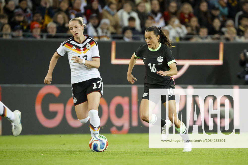 Franziska Kett (Deutschland, 17) und Hayley Raso (Australien, 16) im Laufduell , Deutschland, Fussball, Frauen, Freundschaftsspiel, 2026, Deutschland vs. Australien, 09.10.2026, Karlsruhe BBBank Wildpark Deutschland