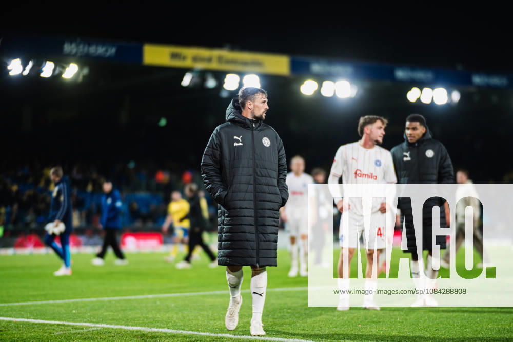2. Bundesliga: Eintracht Braunschweig vs. Holstein Kiel, 09.10.2026 Jonas Meffert (Holstein Kiel, 28) geht zu den Auswärtsfans; Fußball, 2. Bundesliga, 7. Spieltag: Eintracht Braunschweig vs. Holstein Kiel am 09.10.2026 im Eintracht-Stadion, Braunschweig DFL REGULATIONS PROHIBIT ANY USE OF PHOTOGRAPHS AS IMAGE SEQUENCES AND OR QUASI-VIDEO.