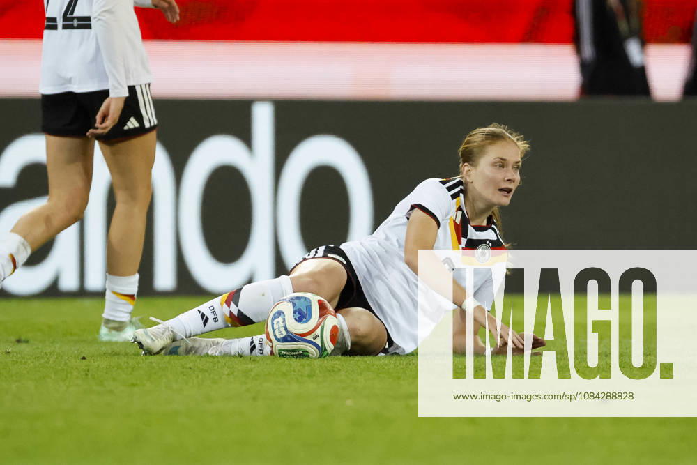 Sjoeke Nüsken, Nusken (Deutschland, 09) am Boden , Deutschland, Fussball, Frauen, Freundschaftsspiel, 2026, Deutschland vs. Australien, 09.10.2026, Karlsruhe BBBank Wildpark Deutschland