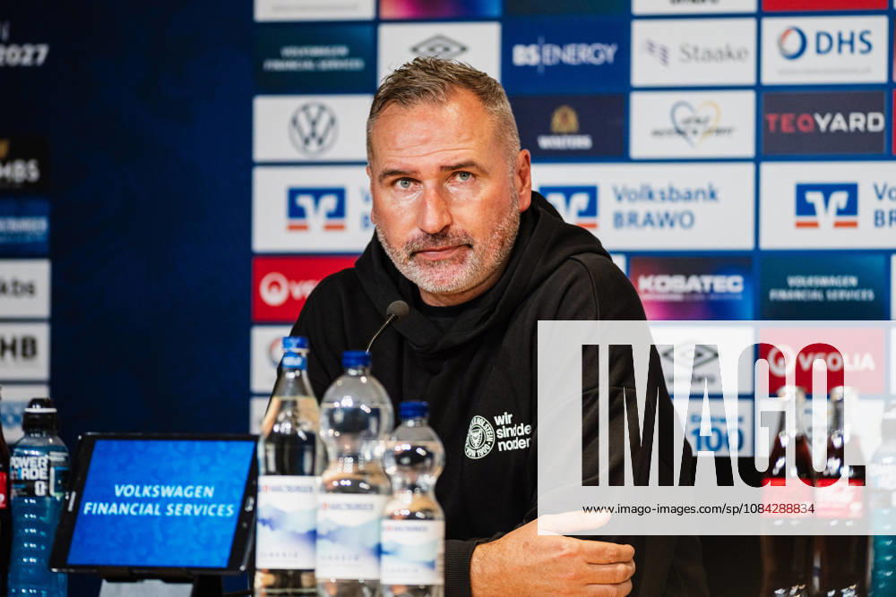 2. Bundesliga: Eintracht Braunschweig vs. Holstein Kiel, 09.10.2026 Tim Walter (Trainer Holstein Kiel) bei der Pressekonferenz; Fußball, 2. Bundesliga, 7. Spieltag: Eintracht Braunschweig vs. Holstein Kiel am 09.10.2026 im Eintracht-Stadion, Braunschweig DFL REGULATIONS PROHIBIT ANY USE OF PHOTOGRAPHS AS IMAGE SEQUENCES AND OR QUASI-VIDEO.
