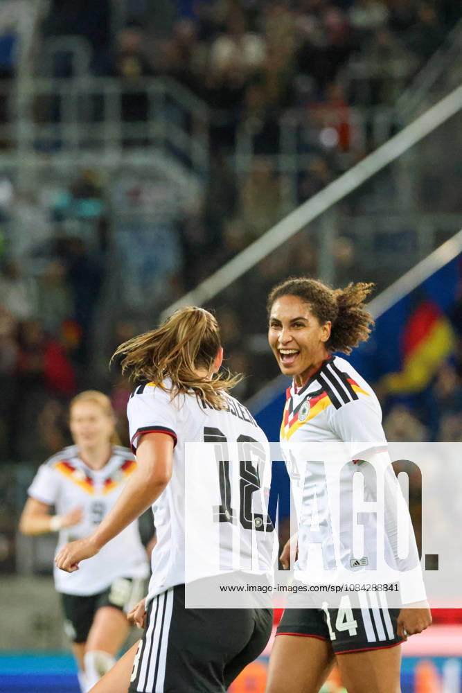 Karlsruhe, Deutschland: 09.10.2026 - Länderspiel Freundschaftsspiel - Deutschland Frauen vs. Australien Frauen Im Bild: v.li. Torschützin Melissa Kössler Koessler (Deutschland) macht das Tor zum 2:0 für Deutschland und jubelt mit Cora Zicai (Deutschland)