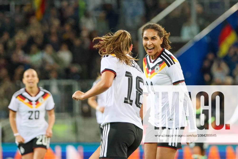 Karlsruhe, Deutschland: 09.10.2026 - Länderspiel Freundschaftsspiel - Deutschland Frauen vs. Australien Frauen Im Bild: v.li. Torschützin Melissa Kössler Koessler (Deutschland) macht das Tor zum 2:0 für Deutschland und jubelt mit Cora Zicai (Deutschland)