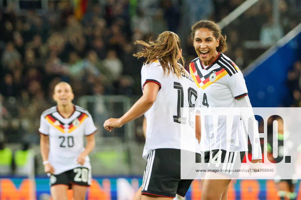 Karlsruhe, Deutschland: 09.10.2026 - Länderspiel Freundschaftsspiel - Deutschland Frauen vs. Australien Frauen Im Bild: v.li. Torschützin Melissa Kössler Koessler (Deutschland) macht das Tor zum 2:0 für Deutschland und jubelt mit Cora Zicai (Deutschland)