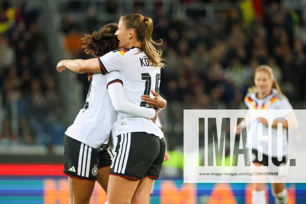 Karlsruhe, Deutschland: 09.10.2026 - Länderspiel Freundschaftsspiel - Deutschland Frauen vs. Australien Frauen Im Bild: v.li. die Zweite Torschützin Melissa Kössler Koessler (Deutschland) macht das Tor zum 2:0 für Deutschland und jubelt mit Cora Zicai (Deutschland)