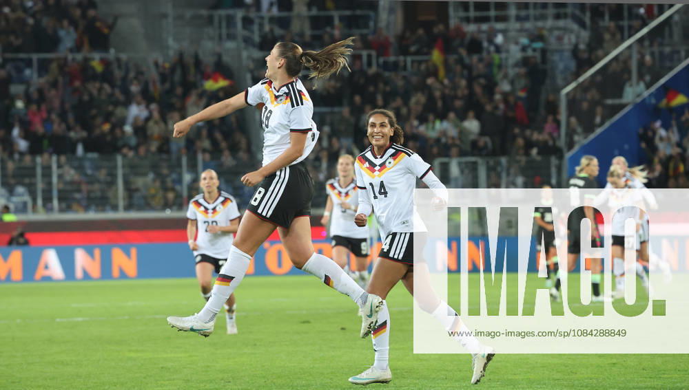 Karlsruhe , Fußball Länderspiel Frauen Deutschland vs. Australien , Jubel Melissa Kössler ( GER ) nach ihrem Tor zum 2 : 0