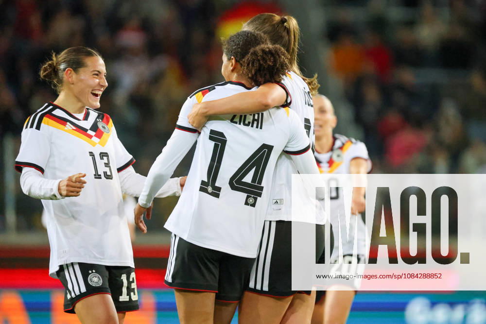 Karlsruhe, Deutschland: 09.10.2026 - Länderspiel Freundschaftsspiel - Deutschland Frauen vs. Australien Frauen Im Bild: v.li. die Dritte Torschützin Melissa Kössler Koessler (Deutschland) macht das Tor zum 2:0 für Deutschland und jubelt mit Carlotta Wamser (Deutschland) und Cora Zicai (Deutschland)