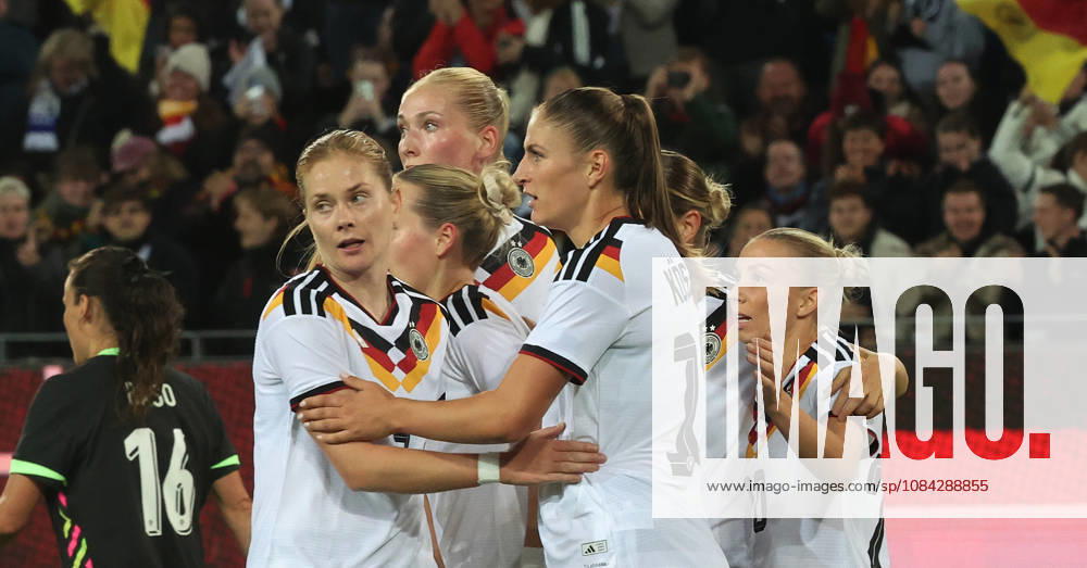 Karlsruhe , Fußball Länderspiel Frauen Deutschland vs. Australien , Jubel Deutschland , von links. Sjoeke Nüsken Melissa Kössler