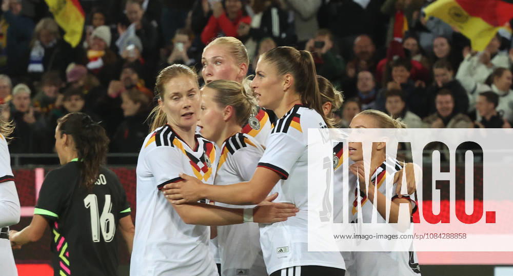 Karlsruhe , Fußball Länderspiel Frauen Deutschland vs. Australien , Jubel Deutschland , von links. Sjoeke Nüsken Melissa Kössler