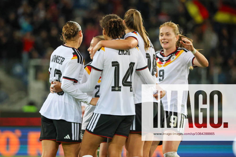 Karlsruhe, Deutschland: 09.10.2026 - Länderspiel Freundschaftsspiel - Deutschland Frauen vs. Australien Frauen Im Bild: Torschützin Melissa Kössler Koessler (Deutschland), von rechts die Zweite, macht das Tor zum 2:0 für Deutschland und jubelt mit ihren Mannschaftskolleginnen