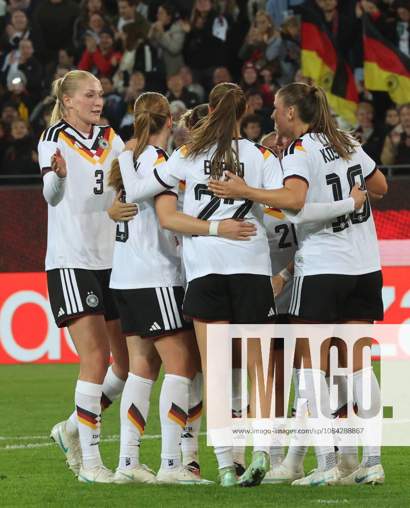 Karlsruhe , Fußball Länderspiel Frauen Deutschland vs. Australien , Jubel Deutschland , rechts: Melissa Kössler