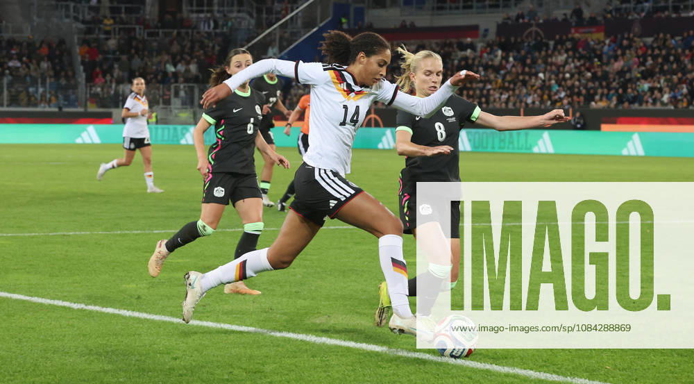 Karlsruhe , Fußball Länderspiel Frauen Deutschland vs. Australien , von links: Cora Zicai ( Ger ) Kaitl