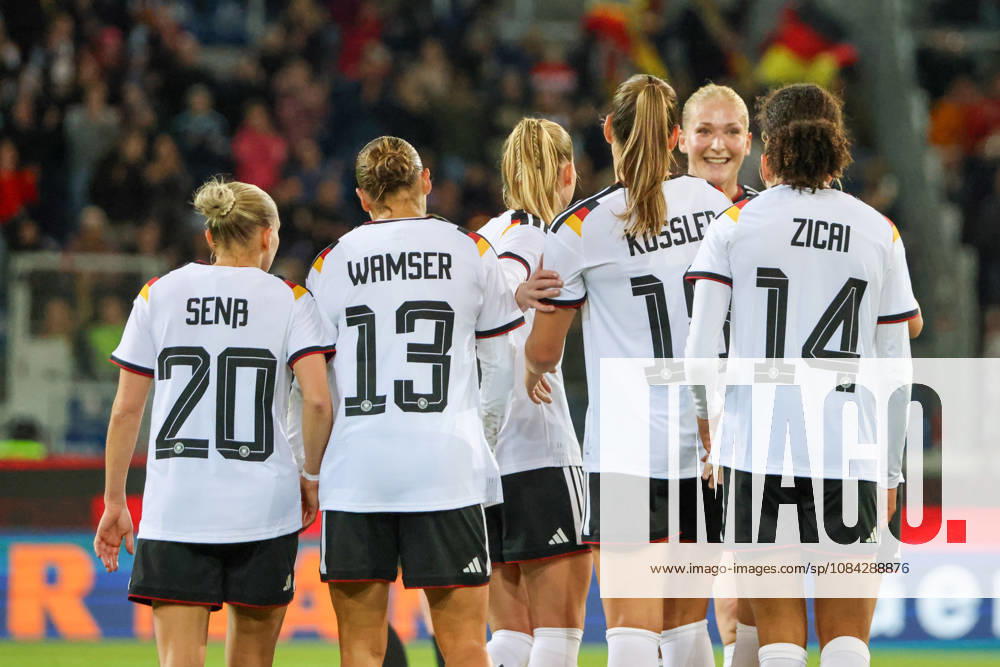 Karlsruhe, Deutschland: 09.10.2026 - Länderspiel Freundschaftsspiel - Deutschland Frauen vs. Australien Frauen Im Bild: Torschützin Melissa Kössler Koessler (Deutschland), von rechts die Dritte, macht das Tor zum 2:0 für Deutschland und jubelt mit ihren Mannschaftskolleginnen