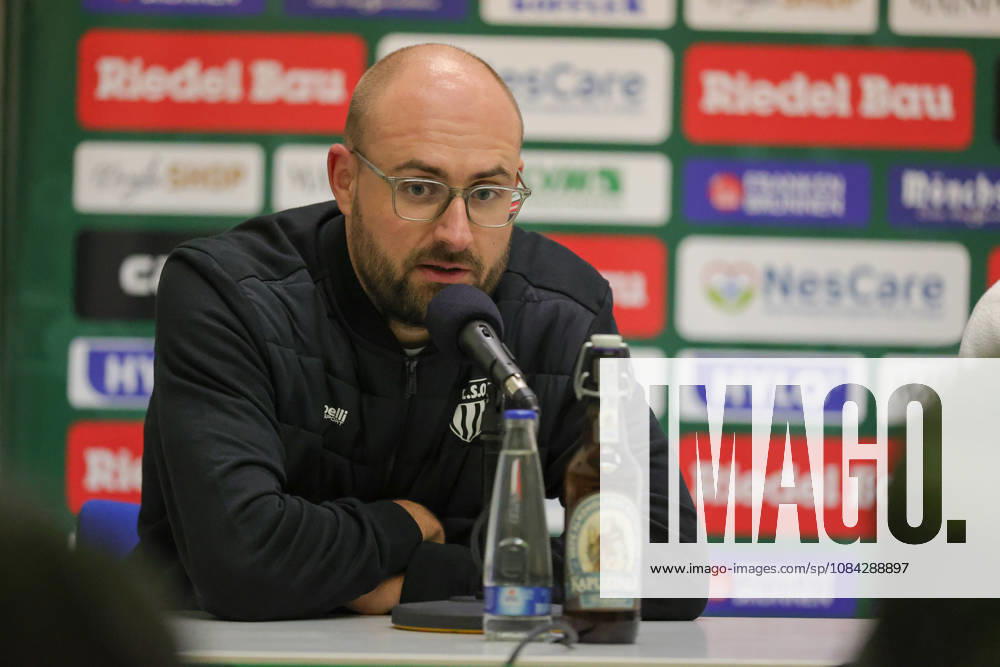 Fußball, Herren, Regionalliga Bayern, Saison 2026 2027, 13. Spieltag: FC Schweinfurt 05 - SC Eltersdorf Trainer Jan Gernlein (FC Schweinfurt 05) auf der Pressekonferenz, Einzelbild Schweinfurt Riedel-Bau-Arena im Sachs-Stadio Bayern Unterfranken Deutschland