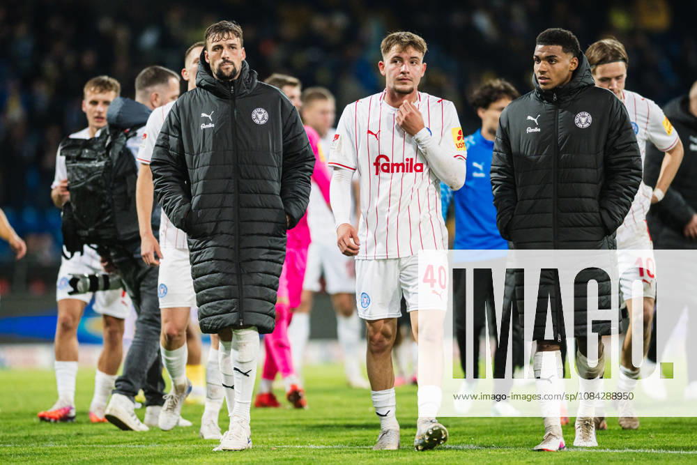 2. Bundesliga: Eintracht Braunschweig vs. Holstein Kiel, 09.10.2026 Jonas Meffert (Holstein Kiel, 28), Leon Parduzi (Holstein Kiel, 40), Ikem Arinzechukwu Ugoh (Holstein Kiel, 27) gehen zu den Auswärtsfans; Fußball, 2. Bundesliga, 7. Spieltag: Eintracht Braunschweig vs. Holstein Kiel am 09.10.2026 im Eintracht-Stadion, Braunschweig DFL REGULATIONS PROHIBIT ANY USE OF PHOTOGRAPHS AS IMAGE SEQUENCES AND OR QUASI-VIDEO.