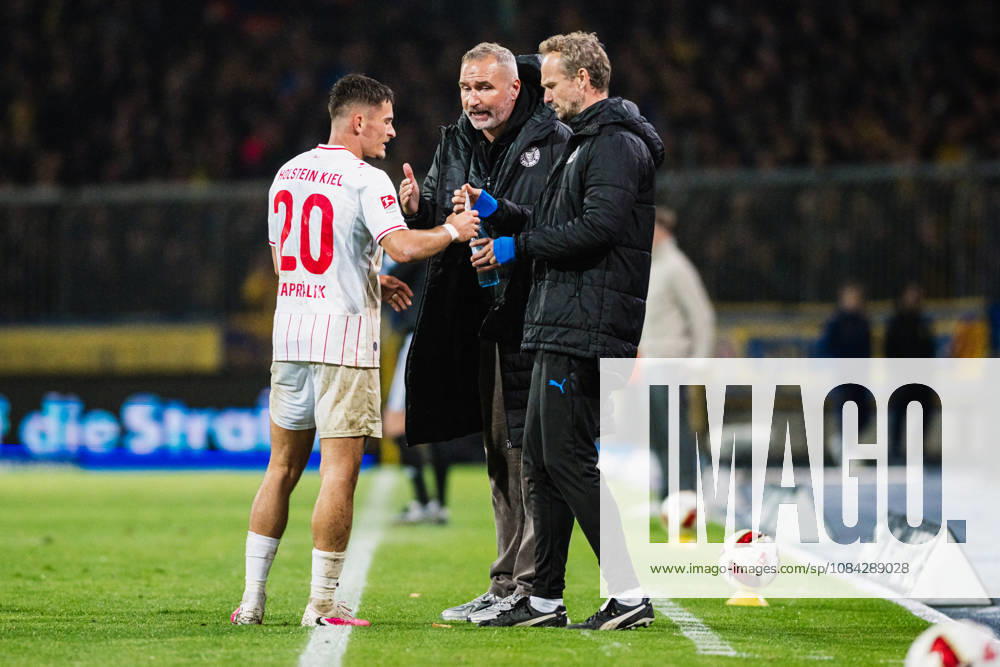 2. Bundesliga: Eintracht Braunschweig vs. Holstein Kiel, 09.10.2026 Tim Walter (Trainer Holstein Kiel) im Gespräch mit Adrian Kapralik (Holstein Kiel, 20); Fußball, 2. Bundesliga, 7. Spieltag: Eintracht Braunschweig vs. Holstein Kiel am 09.10.2026 im Eintracht-Stadion, Braunschweig DFL REGULATIONS PROHIBIT ANY USE OF PHOTOGRAPHS AS IMAGE SEQUENCES AND OR QUASI-VIDEO.