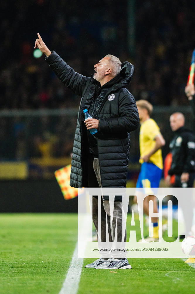 2. Bundesliga: Eintracht Braunschweig vs. Holstein Kiel, 09.10.2026 Tim Walter (Trainer Holstein Kiel) an der Seitenlinie; Fußball, 2. Bundesliga, 7. Spieltag: Eintracht Braunschweig vs. Holstein Kiel am 09.10.2026 im Eintracht-Stadion, Braunschweig DFL REGULATIONS PROHIBIT ANY USE OF PHOTOGRAPHS AS IMAGE SEQUENCES AND OR QUASI-VIDEO.