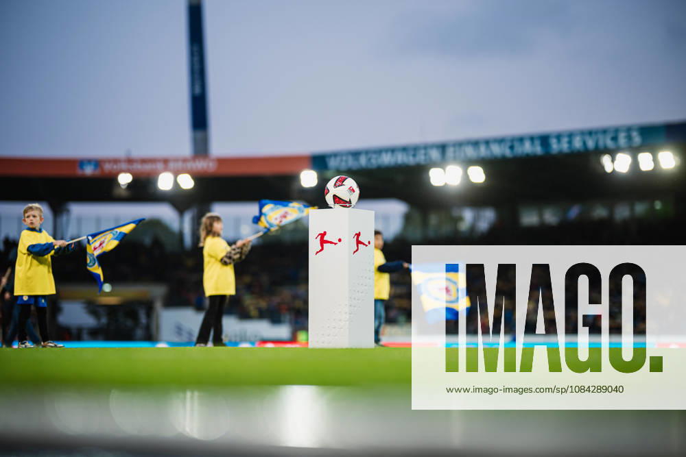 2. Bundesliga: Eintracht Braunschweig vs. Holstein Kiel, 09.10.2026 Ball auf dem Ballständer, Adidas; Fußball, 2. Bundesliga, 7. Spieltag: Eintracht Braunschweig vs. Holstein Kiel am 09.10.2026 im Eintracht-Stadion, Braunschweig DFL REGULATIONS PROHIBIT ANY USE OF PHOTOGRAPHS AS IMAGE SEQUENCES AND OR QUASI-VIDEO.