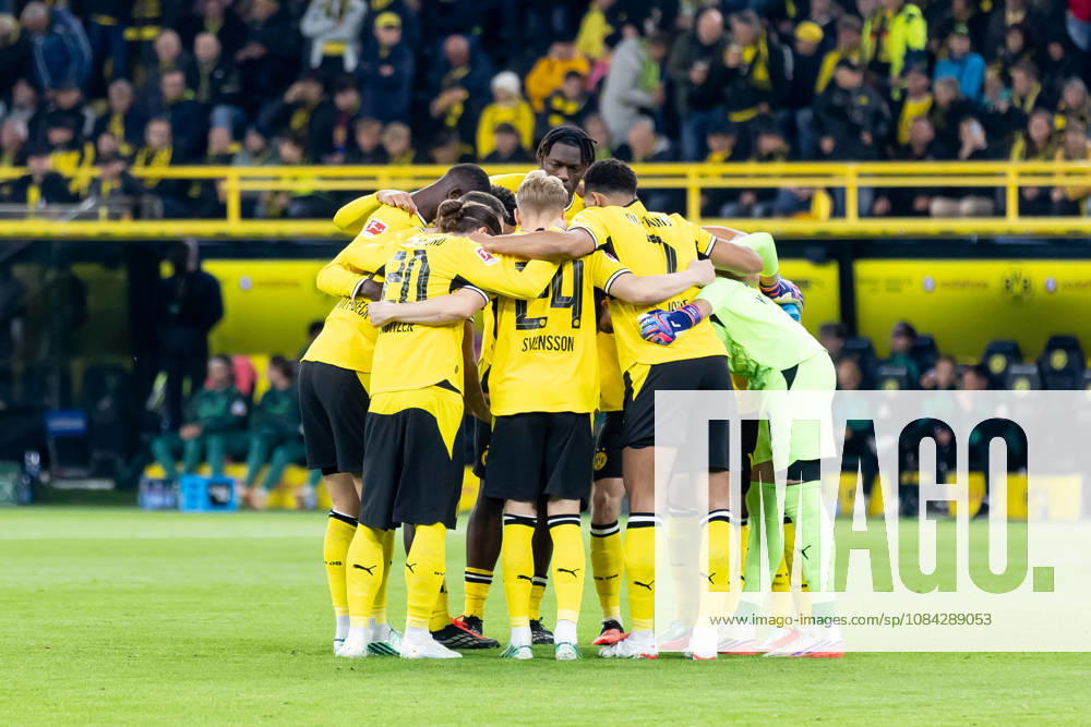 Dortmund, Deutschland 09. Oktober 2026: 1. BL - 2026 2027 - Sp. 5 - Borussia Dortmund gegen SV Werder Bremen Im Bild:Die Spieler von Borussia Dortmund bilden einen Mannschaftskreis zum Schulterschluss DFL DFB regulations prohibit any use of photographs as image sequences and or quasi-video. Signal Iduna Park Nordrhein Westfalen