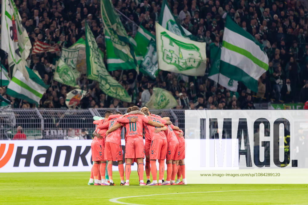 Dortmund, Deutschland 09. Oktober 2026: 1. BL - 2026 2027 - Sp. 5 - Borussia Dortmund gegen SV Werder Bremen Im Bild: Die Spieler von Werder Bremen bilden einen Mannschaftskreis zum Schulterschluss DFL DFB regulations prohibit any use of photographs as image sequences and or quasi-video. Signal Iduna Park Nordrhein Westfalen