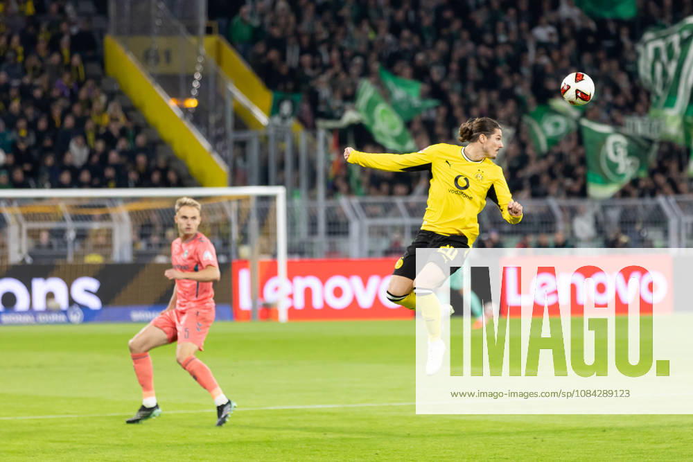 Dortmund, Deutschland 09. Oktober 2026: 1. BL - 2026 2027 - Sp. 5 - Borussia Dortmund gegen SV Werder Bremen Im Bild: Marcel Sabitzer (BVB) am Ball DFL DFB regulations prohibit any use of photographs as image sequences and or quasi-video. Signal Iduna Park Nordrhein Westfalen