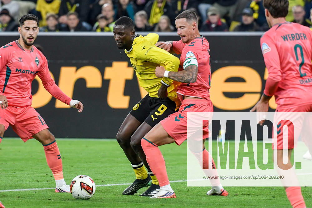 V. li. im Zweikampf Serhou Guirassy (Dortmund 9) Marco Friedl (Bremen 32) 09.10.2026 ¢ Fussball ¢ Borussia Dortmund vs SV Werder Bremen, Signal Iduna Park, Dortmund, DFB DFL REGULATIONS PROHIBIT ANY USE OF PHOTOGRAPHS AS IMAGE SEQUENCES AND OR QUASI-VIDEO NRW Germany