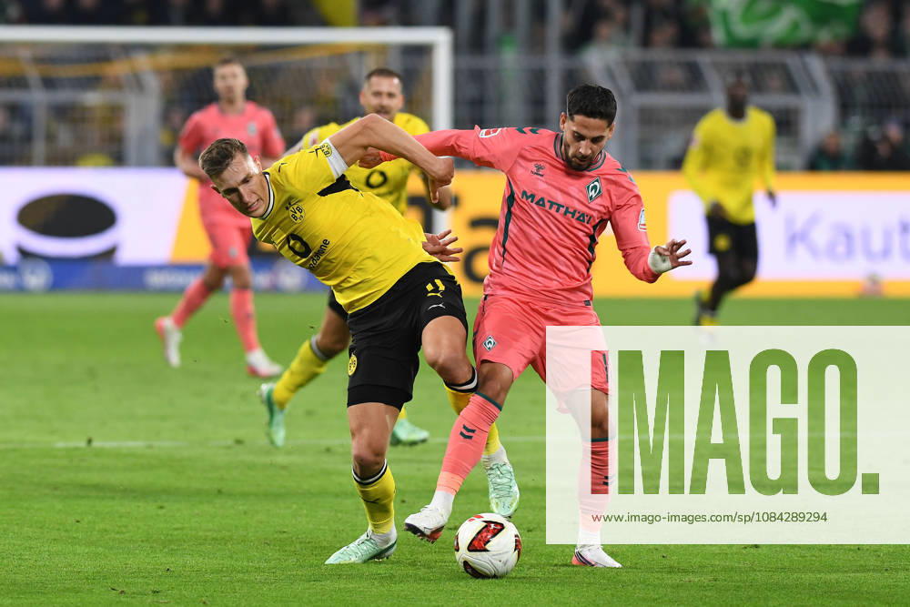 Nico Schlotterbeck (Borussia Dortmund) und Ludovic Reis (Werder Bremen) im Zweikampf waehrend des Spiels der 1. Bundesliga zwischen Borussia Dortmund und SV Werder Bremen, Signal Iduna Park am 09. October 2026 in Dortmund, Deutschland. (Foto von Ralf Treese DeFodi Images) +++ Nico Schlotterbeck (Borussia Dortmund) und Ludovic Reis (Werder Bremen) battle for the ball during the Bundesliga match between Borussia Dortmund and SV Werder Bremen at Signal Iduna Park on October 9, 2026 in Dortmund, Germany. (Photo by Ralf Treese DeFodi Images) DFB DFL REGULATIONS PROHIBIT ANY USE OF PHOTOGRAPHS AS IMAGE SEQUENCES AND OR QUASI-VIDEO. (Photo by Ralf Treese DeFodi Images) -