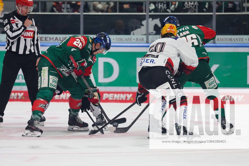 Im Zweikampf, Aktion, mit Philipp Krauss 20 (Augsburger Panther), Alexander Blank 26 (Augsburger Panther), Augsburger Panther vs. Fischtown Pinguins, 7. Spieltag, Eishockey, Penny-DEL, 09.10.2026 Augsburg Bayern Deutschland