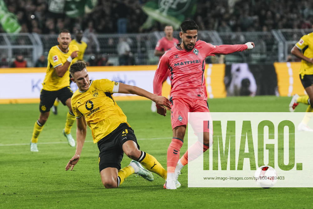 Fussball 1.Bundesliga, Borussia Dortmund - SV Werder Bremen v.l. Zweikampf zwischen Nico Schlotterbeck (4, Dortmund) und Ludovit Reis (15, Bremen) Dortmund