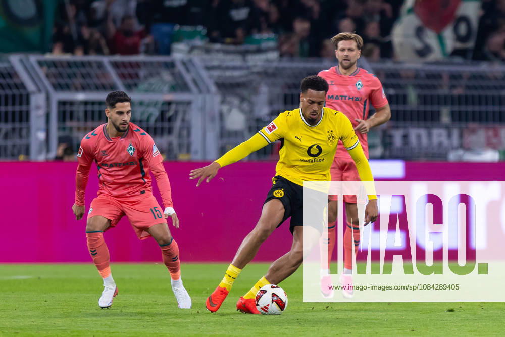 Dortmund, Deutschland 09. Oktober 2026: 1. BL - 2026 2027 - Sp. 5 - Borussia Dortmund gegen SV Werder Bremen Im Bild: v. li. im Zweikampf Ludovit Reis (SVW) und Felix Nmecha (BVB) DFL DFB regulations prohibit any use of photographs as image sequences and or quasi-video. Signal Iduna Park Nordrhein Westfalen