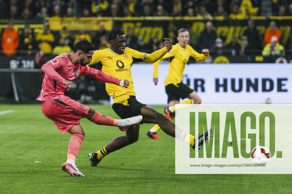 Fussball 1.Bundesliga, Borussia Dortmund - SV Werder Bremen v.l. Schussversuch von Ludovit Reis (15, Bremen) gegen Joane Gadou (22, Dortmund) der versucht den Ball zu blocken Dortmund