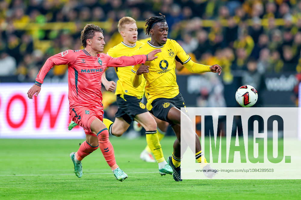 Fußball, Borussia Dortmund - SV Werder Bremen, 1. Fußball Bundesliga, 05. Spieltag, Signal Iduna Park, Saison 2026 27: Chuki Ivan San Jose Cantalejo (Werder Bremen 20) im Zweikampf gegen Joane Gadou (BVB 22) DFB regulations prohibit any use of photographs as image sequences and or quasi-video. Nordrhein-Westfalen Deutschland