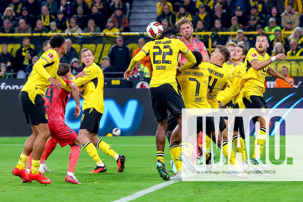 Fußball, Borussia Dortmund - SV Werder Bremen, 1. Fußball Bundesliga, 05. Spieltag, Signal Iduna Park, Saison 2026 27: Niclas Füllkrug (Werder Bremen 10) im Zweikampf gegen Joane Gadou (BVB 22) Jobe Bellingham (BVB 07) Nico Schlotterbeck (BVB 04) Daniel Svensson (BVB 24) Marcel Sabitzer (BVB 20) Waldemar Anton (BVB 03) Strafraumaktion Kopfball DFB regulations prohibit any use of photographs as image sequences and or quasi-video. Nordrhein-Westfalen Deutschland